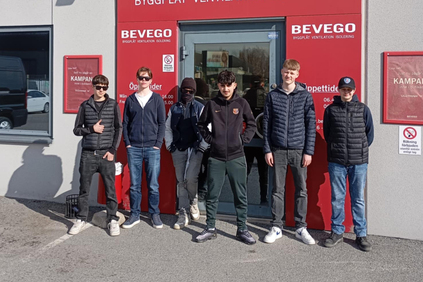 Åttondeklassare testar på livet som plåtslagare